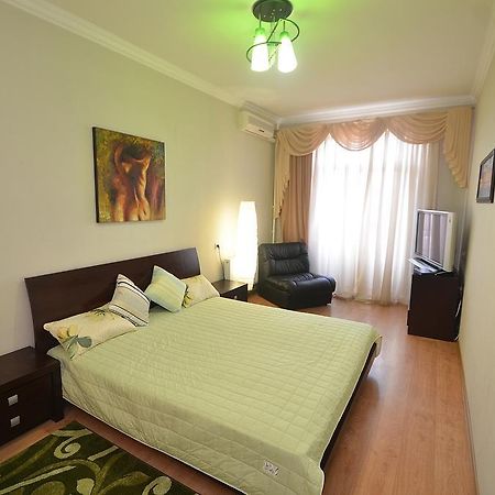 Apartments In The City Center On Sobornaya Street Миколаїв Номер фото
