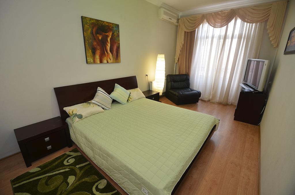 Apartments In The City Center On Sobornaya Street Миколаїв Номер фото